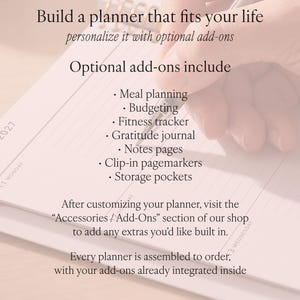 Puede incluir: Una p&aacute;gina de planificador de papel blanco con el texto Build a planner that fits your life, personalize it with optional add-ons, y una lista que incluye meal planning, budgeting, fitness tracker, gratitude journal, notes pages, clip-in pagemarkers y storage pockets.