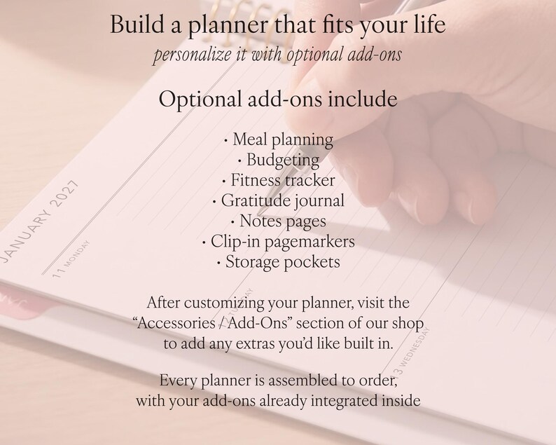 Puede incluir: Una p&aacute;gina de planificador de papel blanco con el texto Build a planner that fits your life, personalize it with optional add-ons, y una lista que incluye meal planning, budgeting, fitness tracker, gratitude journal, notes pages, clip-in pagemarkers y storage pockets.