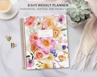 Puede incluir: Una agenda semanal blanca de 8,5x11 pulgadas con un diseño floral con flores rosas, naranjas, amarillas y blancas. La agenda tiene una encuadernación en espiral dorada y el texto "2024 Planner" y "Grace Meyer" en la portada.