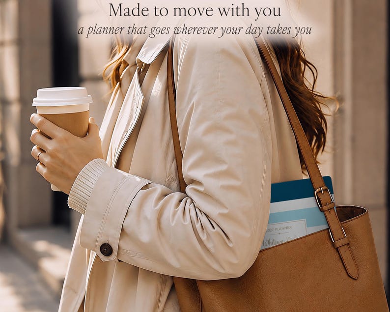 Puede incluir: Una agenda de rayas azules y blancas con una etiqueta rectangular que muestra el texto "Whitney M" metida en un bolso de cuero marr&oacute;n. La agenda tiene rayas horizontales en varios tonos de azul y blanco, y el texto "Made to move with you" es visible arriba.