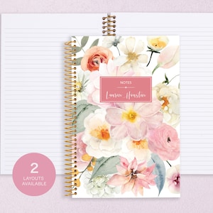 Peut inclure: Un carnet à spirales blanc avec un motif floral composé de fleurs roses, blanches et pêche. La couverture porte le texte "NOTES" et "Lauren Houston" dans un rectangle rose.