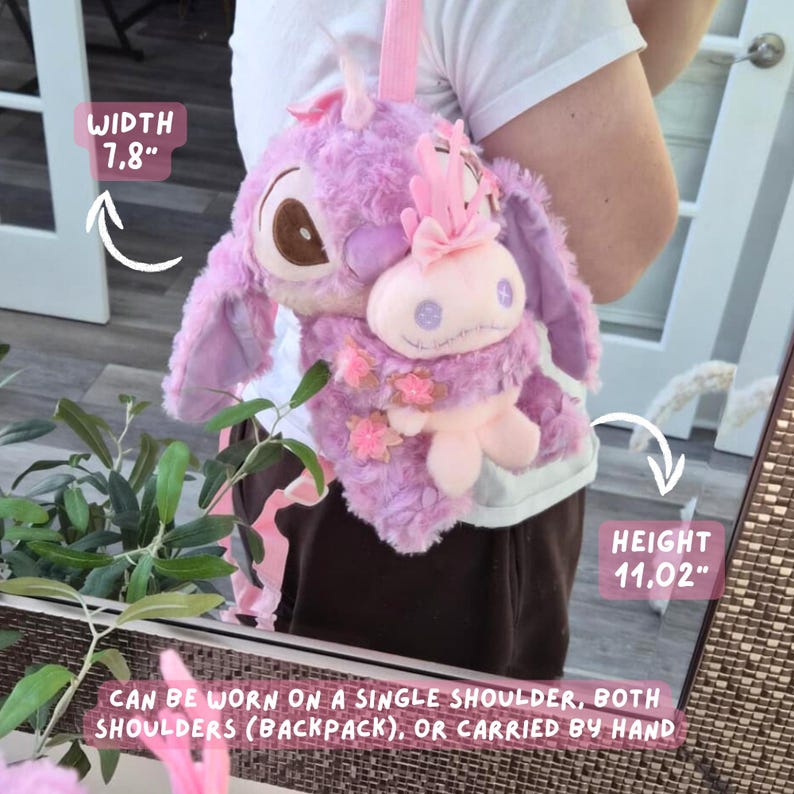 Puede incluir: Bolso de hombro de felpa lavanda con forma de personaje de dibujos animados, con una figura de felpa m&aacute;s peque&ntilde;a adjunta. El bolso mide 19,8 cm de ancho y 28 cm de alto. El texto de la imagen indica que se puede llevar en un solo hombro, en ambos hombros (mochila) o en la mano.