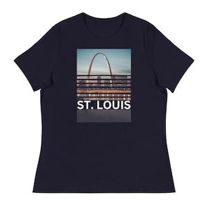 Chices Damen entspanntes St. Louis Jalousien-T-Shirt - Zeige deine Liebe für den Bogen! Feier den Spirit der Knotenstadt! (Weiß)