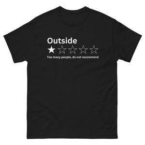 Puede incluir: Camiseta negra con texto blanco que dice "Outside" y una calificación de una estrella. El texto debajo de la calificación dice "Demasiada gente, no lo recomiendo."