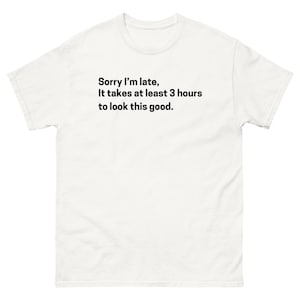 Zabawna koszulka „Przepraszam, że się spóźniłem” – Glamorous Delay Unisex Graphic Tee (czarna)