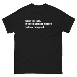 Zabawna koszulka „Przepraszam, że się spóźniłem” – Glamorous Delay Unisex Graphic Tee (biała)