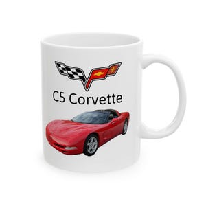 Peut inclure: Mug en céramique blanche avec une voiture de sport C5 Corvette rouge. Le mug porte l'inscription "C5 Corvette" et le logo Corvette en noir, rouge et jaune.