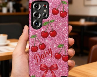 Funda personalizada rosa brillante con diseño de cereza para iPhone y Samsung, con nombre personalizado y estilo coqueto.