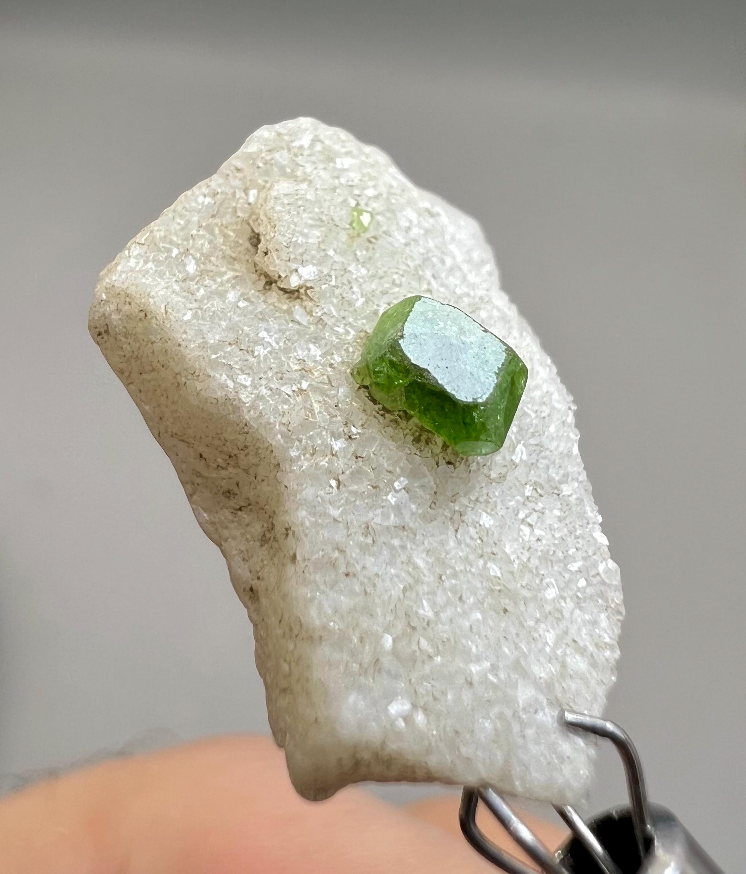 母岩上のグリーンデマントイドガーネット結晶クラスター：パキスタンの