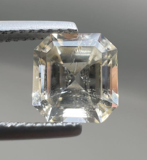 3.00 カラット インペリアル トパーズ 宝石: カトラン鉱山、パキスタン