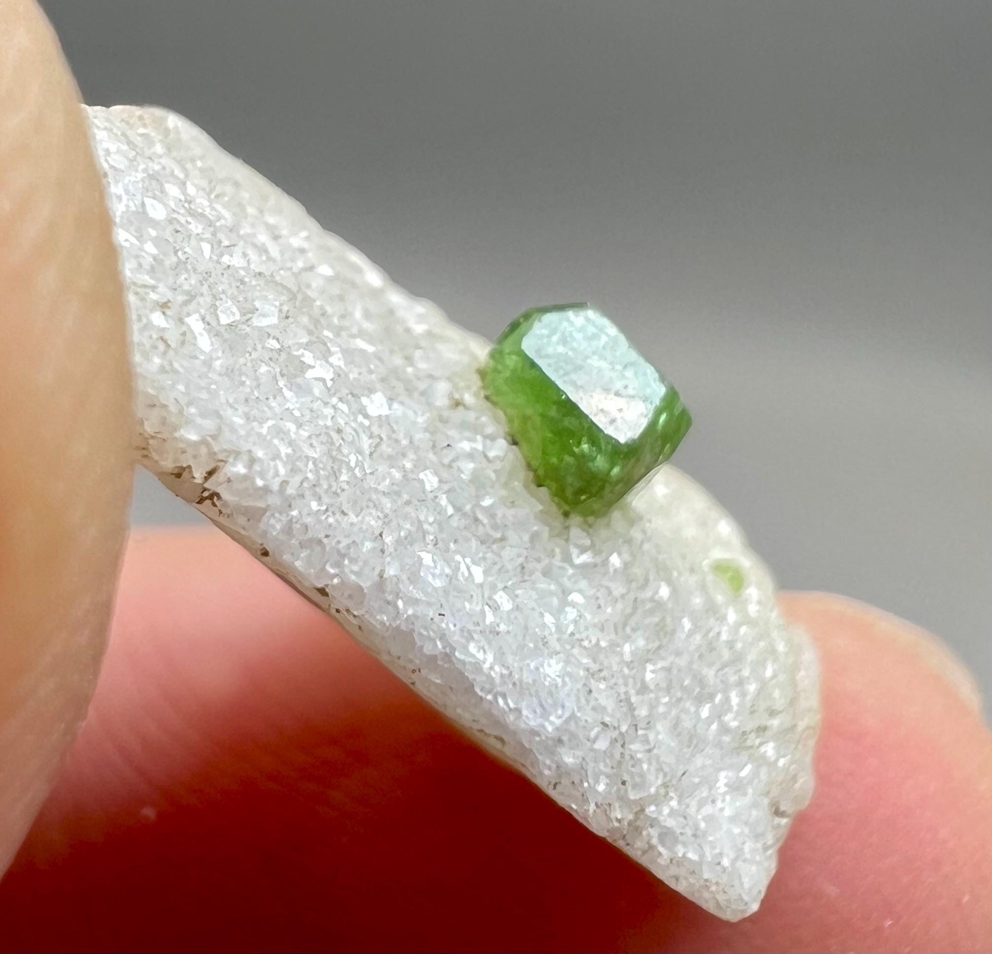 母岩上のグリーンデマントイドガーネット結晶クラスター：パキスタンの