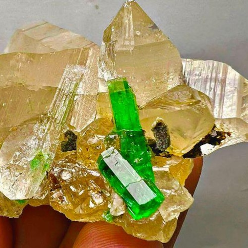 母岩上のグリーンデマントイドガーネット結晶クラスター：パキスタンの