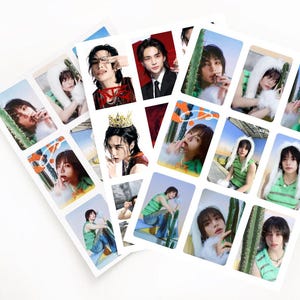 K&ouml;nnte beinhalten: Ein Set mit 12 Foto-Karten mit verschiedenen Bildern von Personen mit unterschiedlichen Frisuren und Kleidung. Die Karten sind auf wei&szlig;em Papier gedruckt und haben eine gl&auml;nzende Oberfl&auml;che.