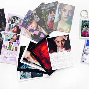 K&ouml;nnte beinhalten: Eine Sammlung von Fotos und Foto-Karten mit einem jungen Mann. Die Fotos sind in verschiedenen Gr&ouml;&szlig;en und Stilen, darunter Schwarzwei&szlig;, Farbe und Nahaufnahmen. Die Fotos sind auf einer wei&szlig;en Oberfl&auml;che angeordnet. Die Fotos zeigen einen jungen Mann mit dunklen Haaren und verschiedenen Gesichtsausdr&uuml;cken. Die Fotos sind alle in einem &auml;hnlichen Stil und wahrscheinlich Teil eines Sets.