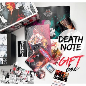 Peut inclure: Un ensemble de produits dérivés Death Note, comprenant une boîte cadeau, des carnets, une tasse, une affiche et des autocollants. Les articles présentent des illustrations de style anime avec les mots "Death Note" et "Gift Box".