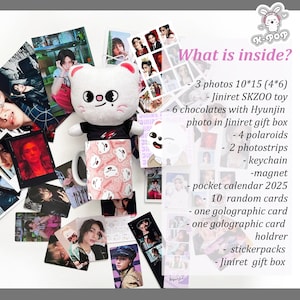 K&ouml;nnte beinhalten: Ein wei&szlig;es Pl&uuml;schtier mit einem schwarzen Shirt und einer rosa-wei&szlig;en Tasse mit einem B&auml;renmotiv. Das Spielzeug ist von verschiedenen Gegenst&auml;nden umgeben, darunter Fotos, Fotostreifen, ein Kalender und eine Geschenkbox. Der Text "What is inside?" ist in Schwarz auf wei&szlig;em Hintergrund geschrieben. Der Text darunter listet die in der Box enthaltenen Artikel auf, darunter Fotos, Schokolade, Polaroids, Fotostreifen, einen Schl&uuml;sselanh&auml;nger, einen Magneten, einen Kalender, zuf&auml;llige Karten, eine holografische Karte, einen Kartenhalter, Stickerpackungen und eine Geschenkbox.