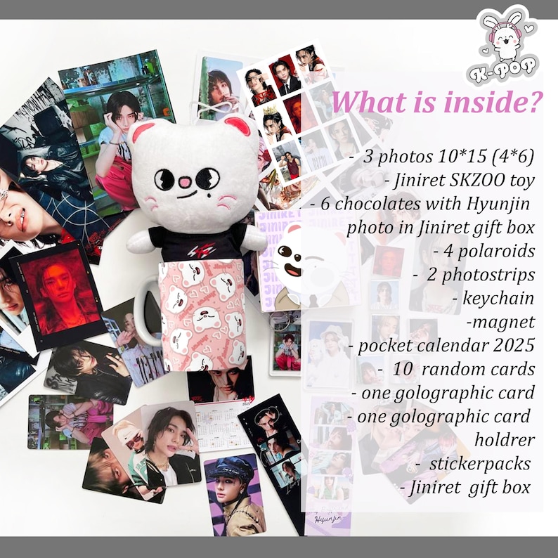 K&ouml;nnte beinhalten: Ein wei&szlig;es Pl&uuml;schtier mit einem schwarzen Shirt und einer rosa-wei&szlig;en Tasse mit einem B&auml;renmotiv. Das Spielzeug ist von verschiedenen Gegenst&auml;nden umgeben, darunter Fotos, Fotostreifen, ein Kalender und eine Geschenkbox. Der Text "What is inside?" ist in Schwarz auf wei&szlig;em Hintergrund geschrieben. Der Text darunter listet die in der Box enthaltenen Artikel auf, darunter Fotos, Schokolade, Polaroids, Fotostreifen, einen Schl&uuml;sselanh&auml;nger, einen Magneten, einen Kalender, zuf&auml;llige Karten, eine holografische Karte, einen Kartenhalter, Stickerpackungen und eine Geschenkbox.