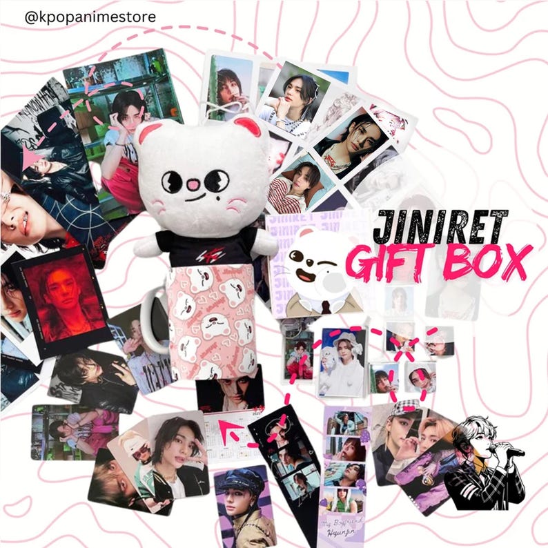 K&ouml;nnte beinhalten: Ein wei&szlig;er Pl&uuml;schkatzen-Pl&uuml;schtier mit einem schwarz-rot gestreiften Shirt. Das Pl&uuml;schtier ist umgeben von verschiedenen Fotos von K-Pop-Idolen, darunter Jinire, mit dem Text "Jinire Gift Box" in rosa und wei&szlig;en Buchstaben.