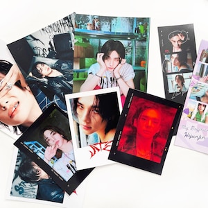 K&ouml;nnte beinhalten: Eine Sammlung von Fotos, die einen jungen Mann mit schwarzen Haaren zeigen. Die Fotos sind auf verschiedenen Papiersorten gedruckt und haben unterschiedliche R&auml;nder. Einige Fotos sind farbig, andere sind schwarzwei&szlig;. Die Fotos sind in zuf&auml;lliger Reihenfolge auf einer wei&szlig;en Oberfl&auml;che angeordnet.