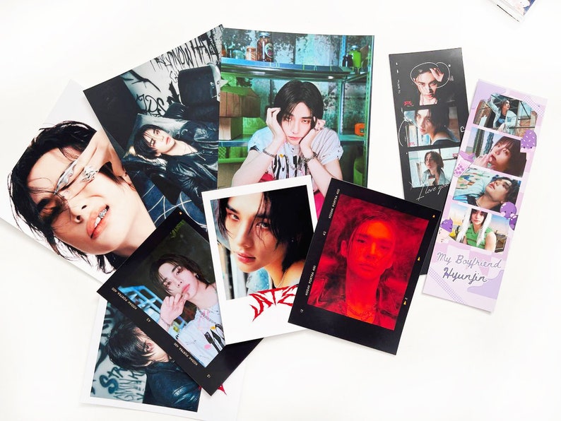 K&ouml;nnte beinhalten: Eine Sammlung von Fotos, die einen jungen Mann mit schwarzen Haaren zeigen. Die Fotos sind auf verschiedenen Papiersorten gedruckt und haben unterschiedliche R&auml;nder. Einige Fotos sind farbig, andere sind schwarzwei&szlig;. Die Fotos sind in zuf&auml;lliger Reihenfolge auf einer wei&szlig;en Oberfl&auml;che angeordnet.