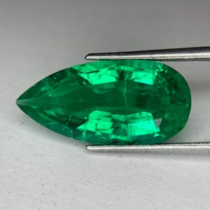 8.15Ctw Lab Grown Colombian Emerald (Hydrothermal) Pear Shape w/inclusions, 21 x 10.5 (mm)