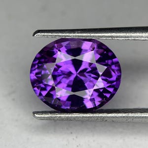 Safira roxa de laboratório (Verneuil) de 3,4 quilates, lapidação oval, 9,7 x 8,2 mm.