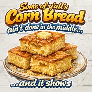 Puede incluir: Taza de cerámica blanca con asa negra y la frase "But First, Coffee" en negro. El fondo borroso sugiere un ambiente acogedor.