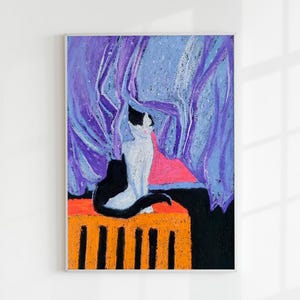 Könnte beinhalten: Abstrakte Pastellzeichnung von zwei Katzen. Eine Katze ist schwarz und weiß, sitzt aufrecht, die andere ist schwarz. Der Hintergrund zeigt lila und blaue Vorhänge, eine rosa Form und einen orangen Tisch.