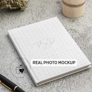 Maquette de journal à couverture rigide Printify Journal ligné mat Journal imprimé enveloppant Maquette de journal PNG PSD Objet intelligent 5 x 7 pouces