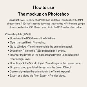 Op de afbeelding: Een stapsgewijze handleiding over het gebruik van Photoshop om een mockup te maken met een MP4-video. De instructies omvatten het downloaden van het PSD-bestand en het MP4-bestand, het openen van het PSD-bestand in Photoshop, naar Venster > Tijdlijn gaan om het animatiepaneel in te schakelen, het MP4-bestand naar de PSD slepen en gelijkmatig positioneren, de lagen opnieuw ordenen zodat de achtergrondlaag onder de laag 'uw ontwerp' ligt, dubbelklikken op het slimme object 'Uw ontwerp' in het Lagenpaneel, het ontwerp van het label naar het slimme object slepen en neerzetten, de animatie opslaan en bekijken in het Tijdlijnpaneel en exporteren als een video via Bestand > Exporteren > Video renderen.