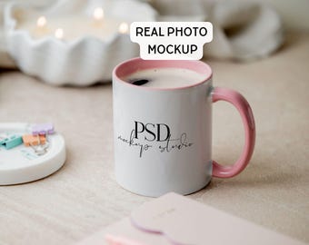 Maqueta de taza rosa, maqueta de taza con borde rosa de 325 ml, maqueta de taza de café con foto real, foto de stock con estilo acogedor, plantilla PSD de Photopea para tazas de sublimación