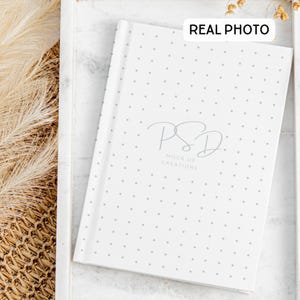 Maquette de journal à couverture rigide imprimable Maquette de journal photo réelle Maquette à couverture rigide PSD Photopea Smart Mock Up numérique 5 x 7 pouces