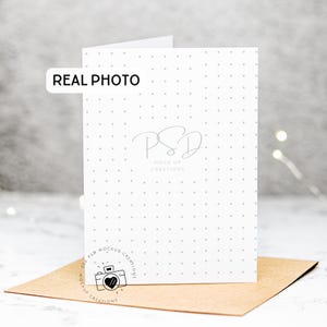 Mockup de cartão de felicitações dobrado 5x7: objeto inteligente de foto real para Photoshop com design de papel em pé