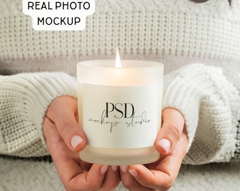 11 oz matglas kaarsmodel echte fotografie psd 11 ounce gedrukt mintgroen model bewerkbaar label persoon handen