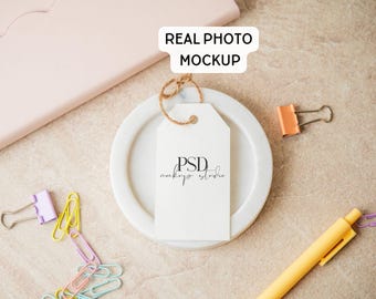 Maqueta de etiqueta de regalo, maqueta de etiqueta colgante de 2x3,5, maqueta de etiqueta de regalo con foto real, etiqueta en blanco con foto de archivo estilizada, plantilla PSD de etiqueta imprimible de Photopea