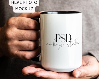 Zwart accent 15oz mok mockup echte mannelijke handen met beker PSD-bestand