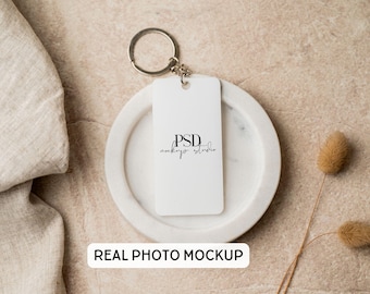 Maqueta de llavero rectangular de acrílico, foto real, llavero de doble cara, foto de stock estilizada, plantilla PSD de Photopea