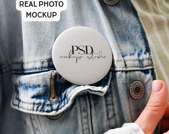 Maqueta de botón de 2,25" / Objeto inteligente PSD, foto real, chaqueta vaquera de estilo de vida