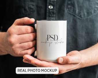 Mockup mok met zwart handvat van 15 oz | Witte keramische mok met zwarte binnenkant in herenhanden | Mannelijke koffiemok PSD Photoshop Photopea Mockup