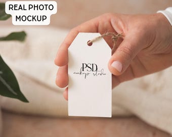 Maqueta de etiqueta de regalo con foto real, estilo de vida, con cordel rústico, 2 x 3,5 pulgadas (plantilla PSD)