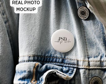 1,25-inch model spijkerjack met speld, echte foto Lifestyle | Smart PSD-object (digitale download)