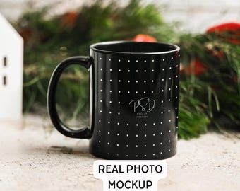 Mockup kerstmok zwart, koffiemok voor de feestdagen (PSD, JPG, PNG)