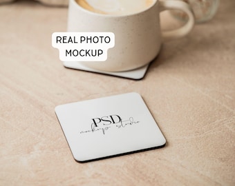 Maqueta de posavasos cuadrado, maqueta de posavasos para sublimación, maqueta de posavasos con foto real y acogedora, foto de stock de posavasos en blanco con estilo, Photopea PSD