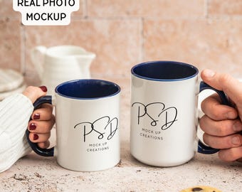 Maqueta PSD de taza / Dos tazas de café con asa azul marino (11 oz y 15 oz)