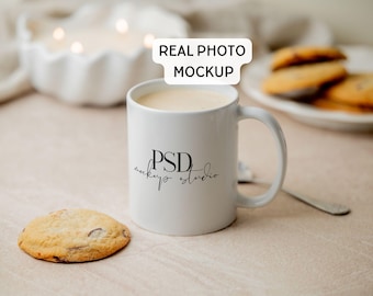 Maqueta de taza, maqueta de taza blanca de 325 ml, maqueta de taza de café con foto real, foto de stock con estilo acogedor, plantilla PSD de Photopea para tazas de sublimación
