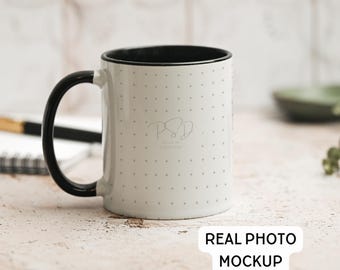 Maqueta de taza con detalles en negro, plantilla PSD de 11 oz (Photoshop, Photopea)