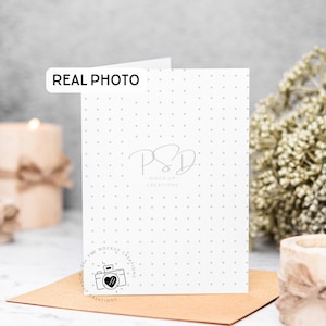 Maquette de carte de voeux avec photo réelle, objet intelligent pour Photoshop avec papier sur pied, maquette de carte pliée blanche Photopea