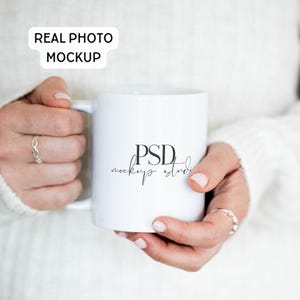 Puede incluir: Un letrero de madera rústica con el texto "Welcome to our home" en letras blancas. El letrero presenta un acabado envejecido y un diseño simple y acogedor, ideal para un porche o entrada.