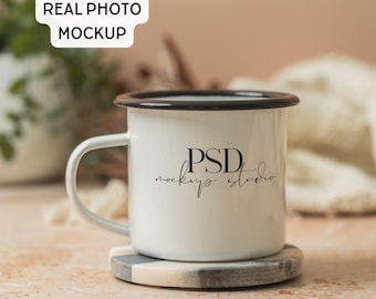 Maqueta PSD de taza de camping con borde negro esmaltado. Maqueta de taza de café editable con foto real.