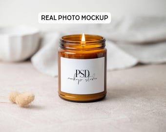 Maqueta fotográfica real de la vela ámbar Lumient de 255 g (9 oz) en formato PSD con estilo minimalista para imprimir en Printify.